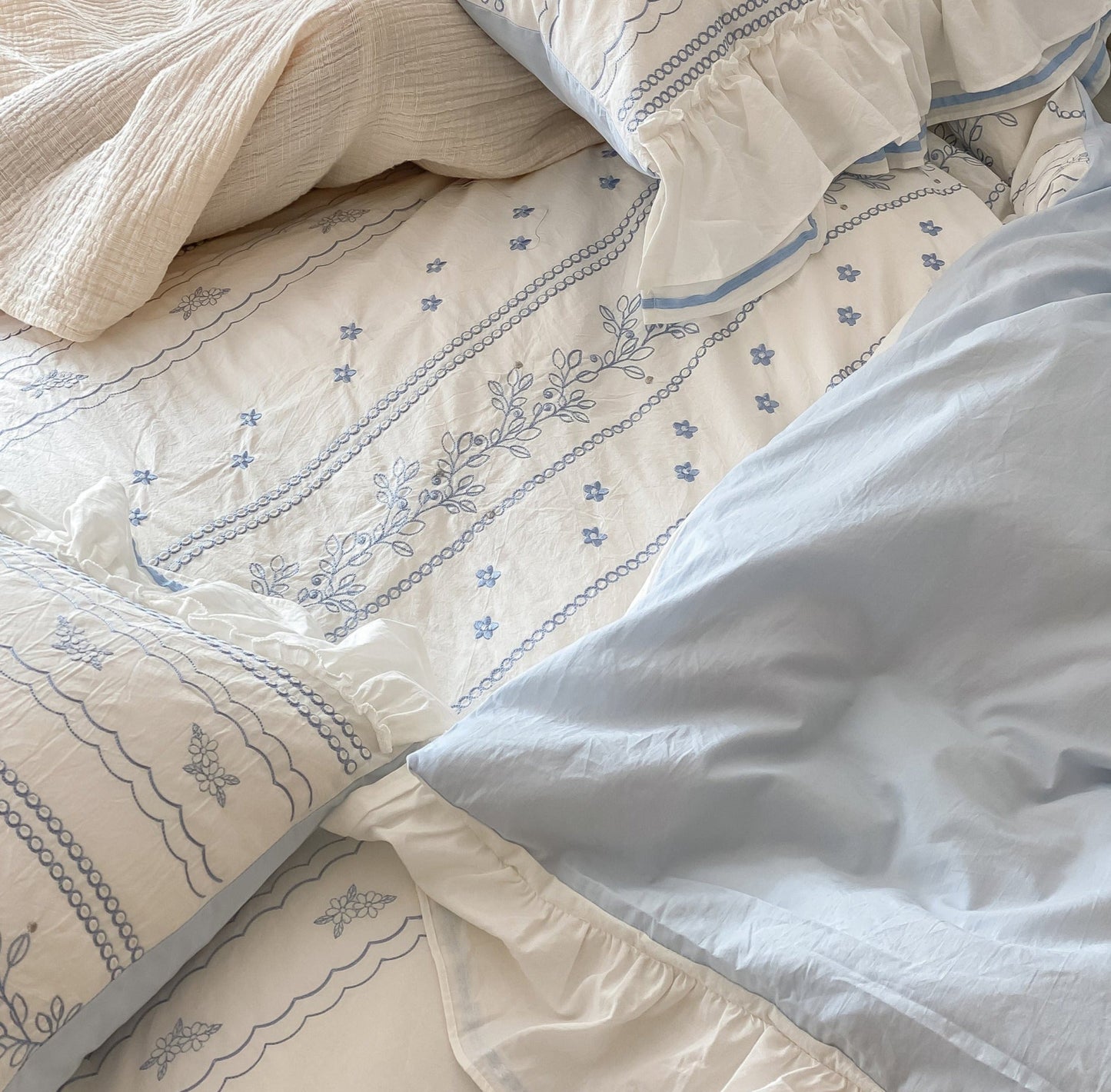 Delicate Ruffle Embroidery Bedding Set / Blue