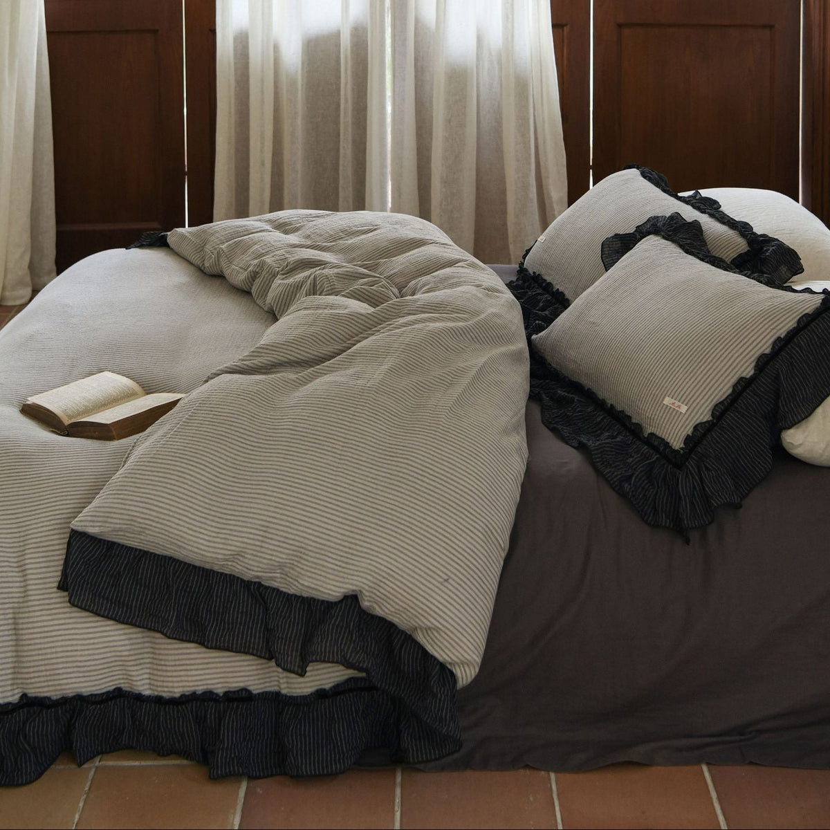 Linden Ruffle Trim Cotton Bedding Set - WhisperLinens